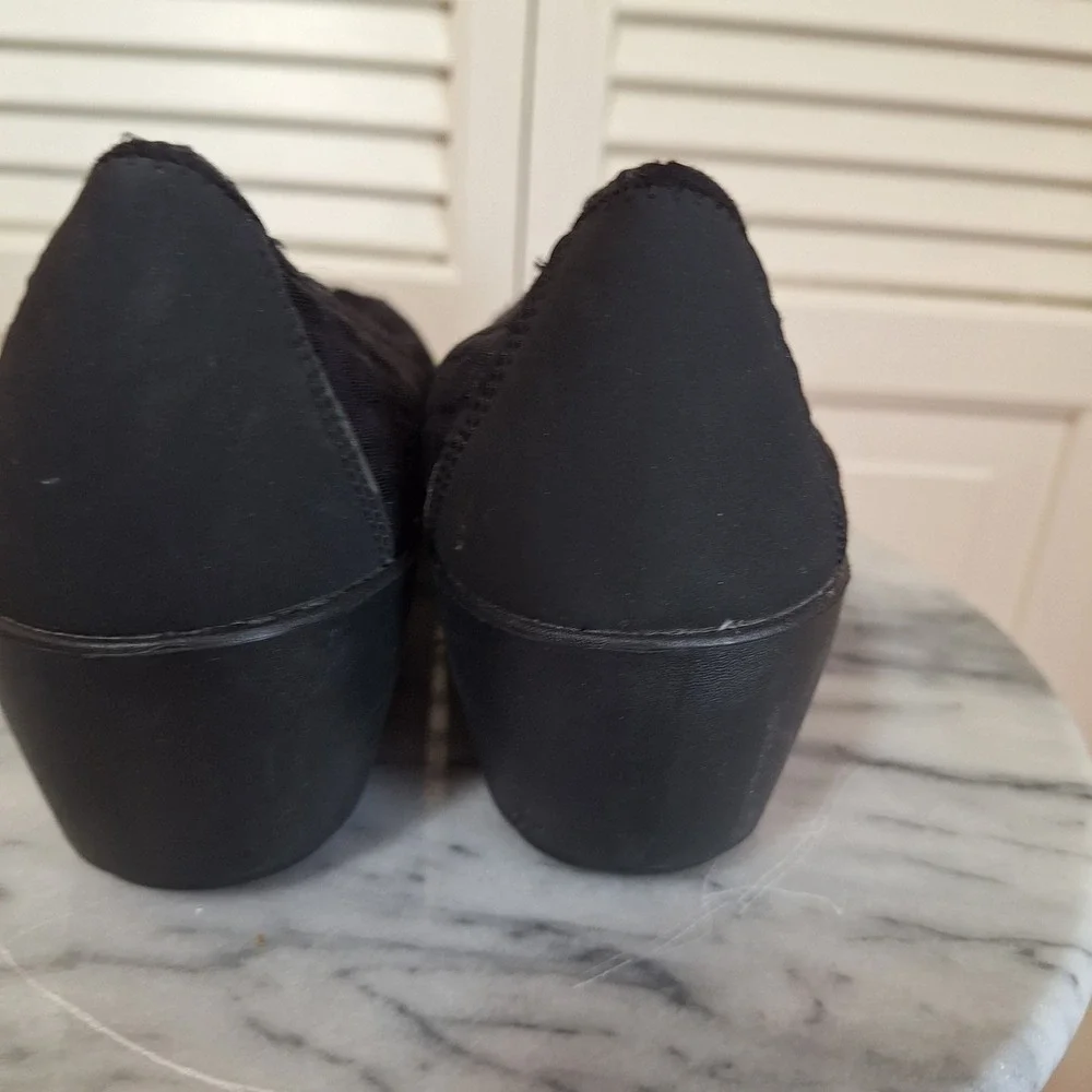 Crocs Lina Wedge Black Embossed Floral Dual Comfort Pumps Shoes Women